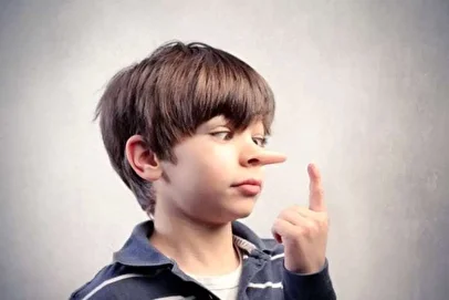 ۵ حرکت عجیب بدن که راز دروغگو‌ها را فاش می‌کند