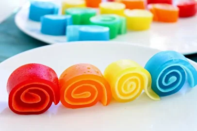 طرز تهیه ژله رولی با بستنی/ دستور ساده برای دسری مجلسی و خوش‌طعم