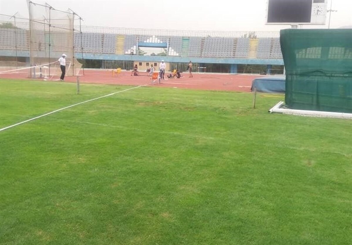 حرکت عجیب منیر و آسانی از شرایط نامناسب چمن ورزشگاه اراک