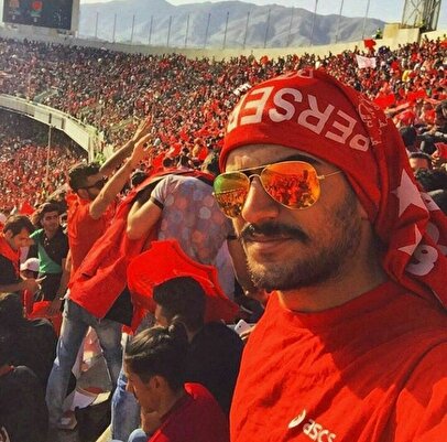 درگیری هواداران استقلال و پرسپولیس با پرتاب بطری روی سکو+ فیلم