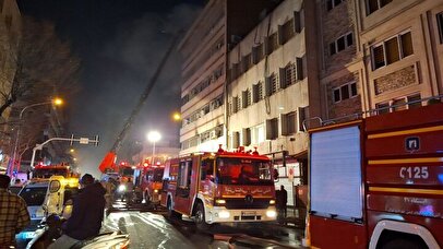 آتش‌سوزی شدید یک ساختمان مسکونی در نعمت‌آباد تهران + فیلم