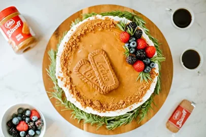 طرز تهیه دسر بیسکوییت و انار با کرم لوتوس ویژه شب یلدا
