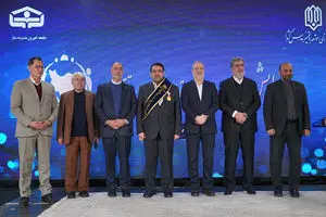 نشان افتخار و حمایل «حامی مدرسه‌سازی ایران» به مدیرعامل بانک ملی اهداء شد/ ساخت ۱۳۵ مدرسه در مناطق محروم کشور