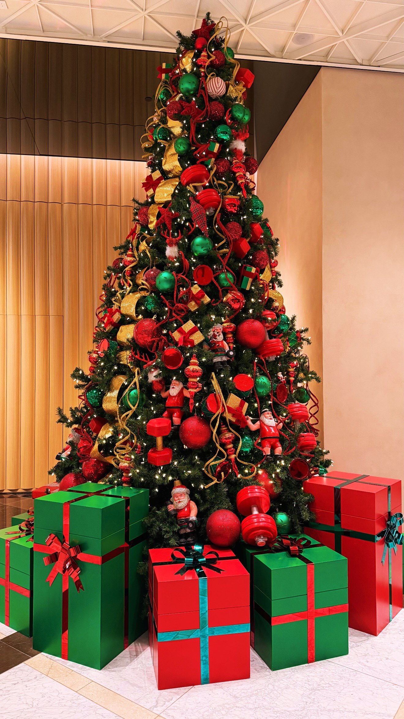 رضا گلزار کریسمس را در دبی جشن گرفت