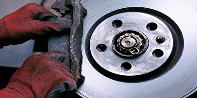 چرا ترمز خودرو قفل می‌کند و چگونه مشکل را رفع کنیم؟