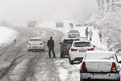 گیر کردن خودروها در برف سنگین در این جاده + فیلم