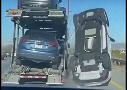 سقوط خودرو از روی تریلی خودروبر بزرگراه را بست + فیلم