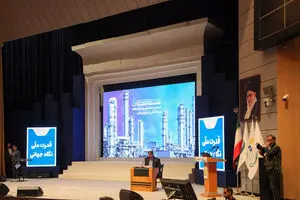 حضور فعال بانک ملی ایران در نمایشگاه ایران پتروکم با محور توسعه همکاری‌های بانکی و صنعتی / امضای تفاهم‌نامه با «پالایش نفت آفتاب» و «هیربد نیرو»