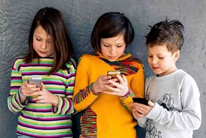 استفاده از موبایل چه بلایی بر سر مغز کودکان می‌آورد؟