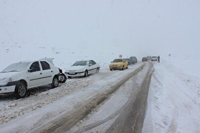 آخرین وضعیت جوی و ترافیکی محورهای مواصلاتی کشور / بارش برف و باران این جاده‌ها را مسدود کرد