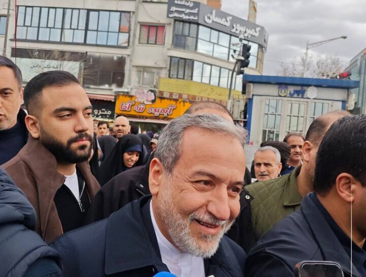 پیام مستقیم عراقچی برای آمریکا در راهپیمایی / حضور مردم پیام قدرت ایران است