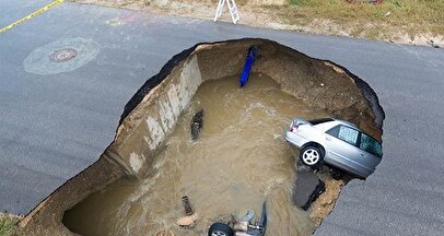 فرو رفتن یک خودرو بر اثر فرونشست در خیابان نبراسکای آمریکا