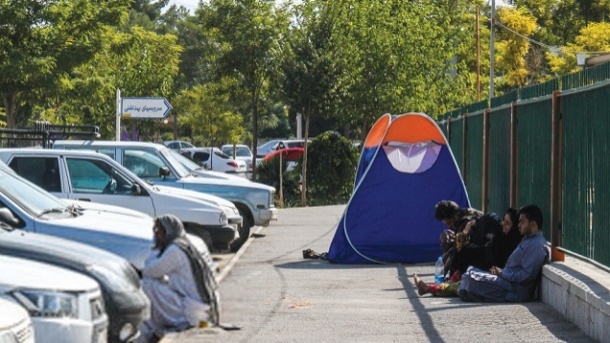 چادرنشینی همراهان بیماران در تهران