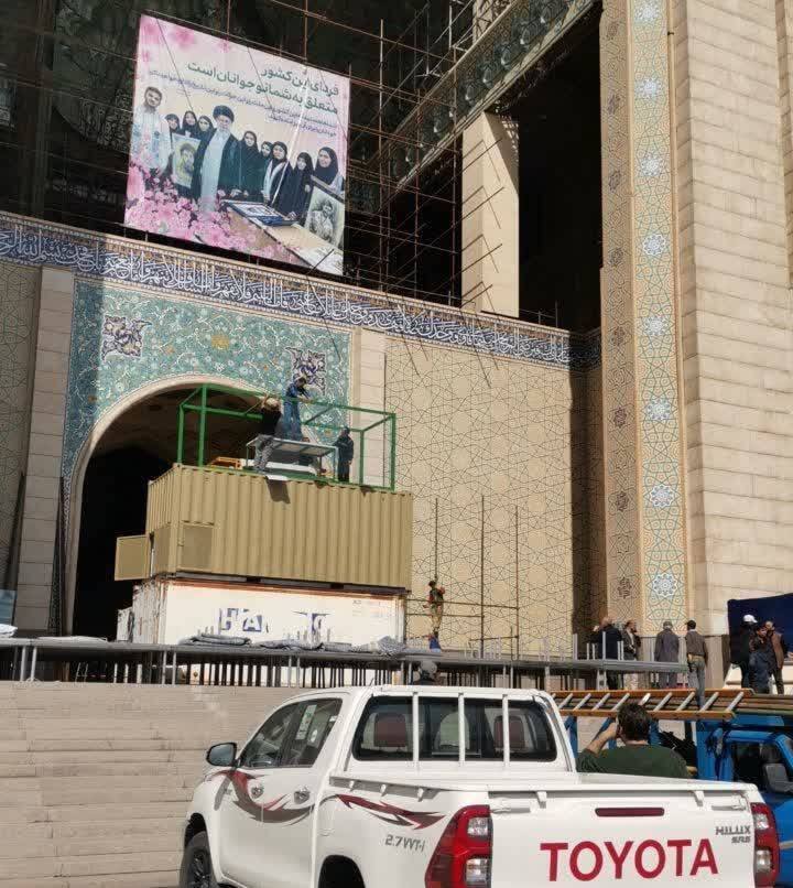 آماده‌سازی مصلی تهران برای استقبال از پیکر رهبر شهید