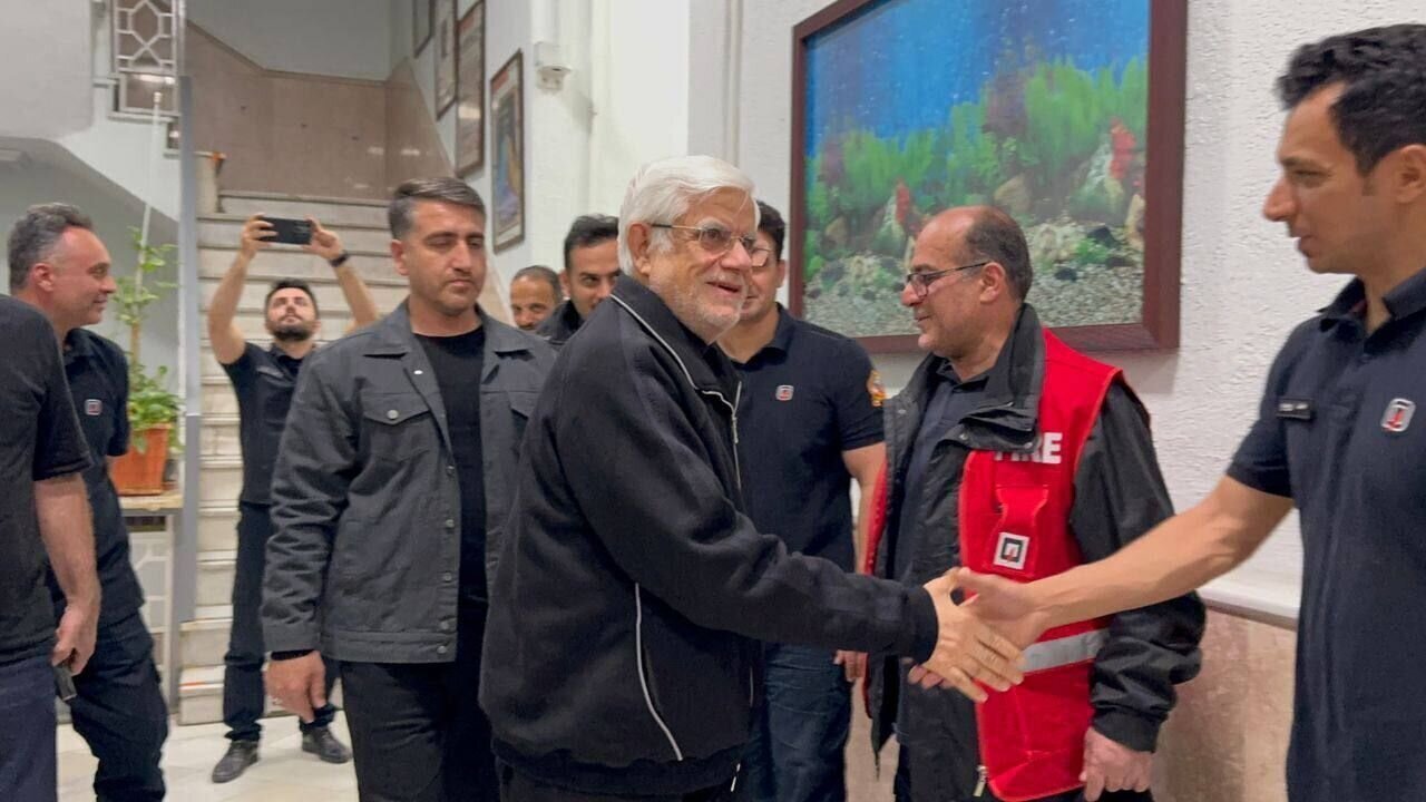 حضور شبانه معاون اول پزشکیان در ایستگاه آتش نشانی تهران