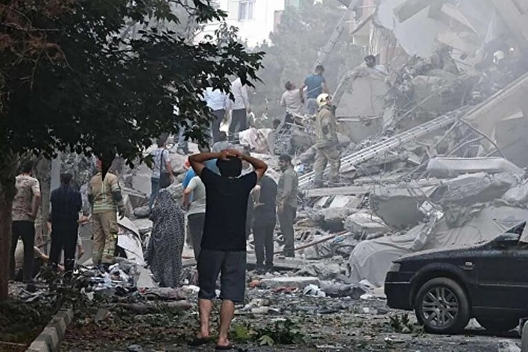حمله هوایی دشمن به مناطق مسکونی غرب تهران / ۲ مصدوم زنده از زیر آوار بیرون کشیده شدند + فیلم