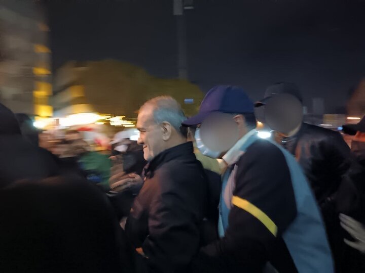 حضور پزشکیان در تجمع خیابانی شب ۱۲ فروردین