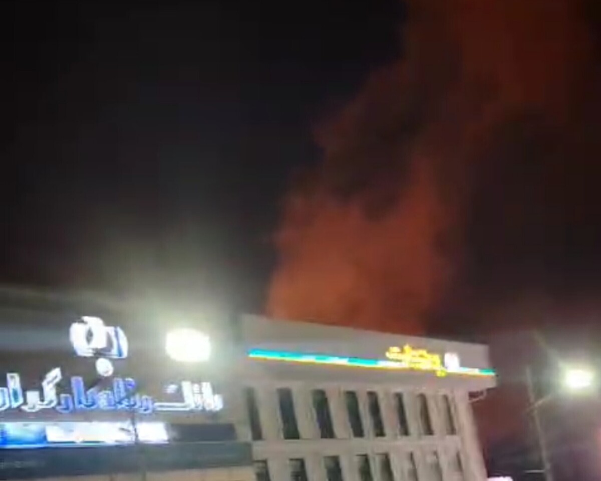 لحظه حمله هوایی به راهپیمایی مردم انزلی/ واکنش تامل‌برانگیز مردم به انفجار + فیلم