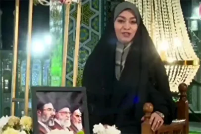 سقوط لوستر رویِ سر مجری در برنامه زنده تلویزیون+ فیلم