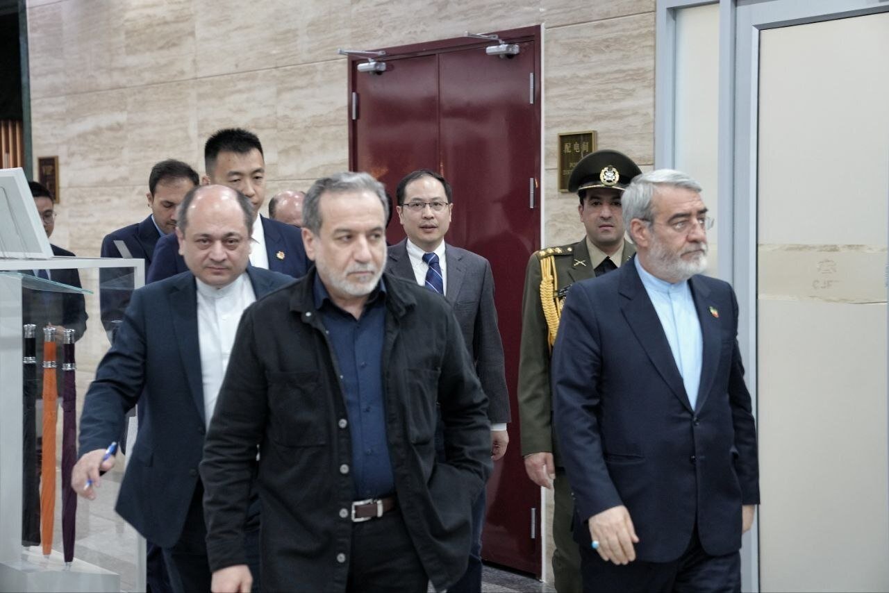 پوشش متفاوت و عجیب عراقچی در پکن! + عکس