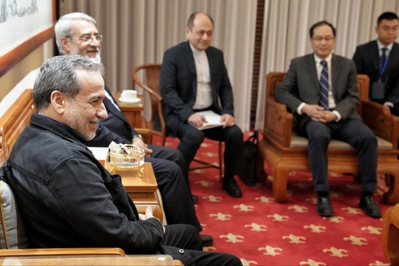 پوشش متفاوت و عجیب عراقچی در پکن! + عکس