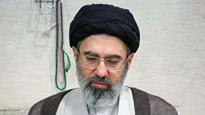 حمل تیربار روی دوش آیت الله مجتبی خامنه‌ای+ فیلم