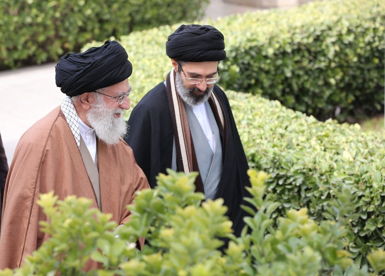 تصویری دیده نشده از آیت الله خامنه‌ای در کنار رهبر شهید انقلاب