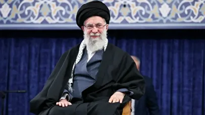 اولین تصاویر از لحظه ورود پیکر رهبر شهید ایران به حسینیه امام خمینی (ره) / آغاز وداع تاریخی مردم + فیلم