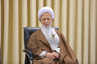 گریه تأثربرانگیز آیت‌الله جوادی آملی بر پیکر رهبر شهید + فیلم