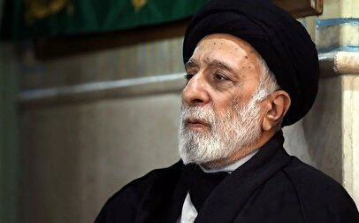 بوسه برادر رهبر شهید حجت‌الاسلام هادی خامنه‌ای بر تابوت ایشان + فیلم
