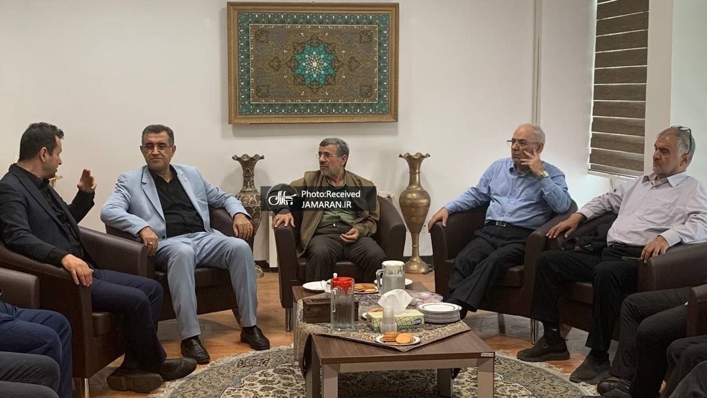 نشست در دفتر احمدی‌نژاد با محور تحولات روز کشور برگزار شد