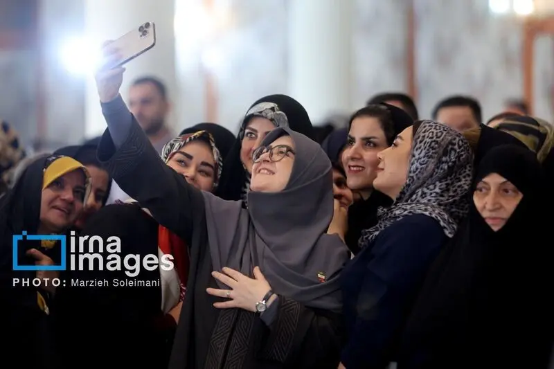 سلفی جالب همسر عراقچی و دختر پزشکیان با سخنگوی دولت+ عکس سلفی جالب همسر عراقچی و دختر پزشکیان با سخنگوی دولت+ عکس