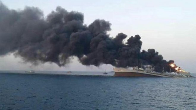 2 نفتکش غول‌پیکر در تنگه هرمز هدف پرتابه قرار گرفتند