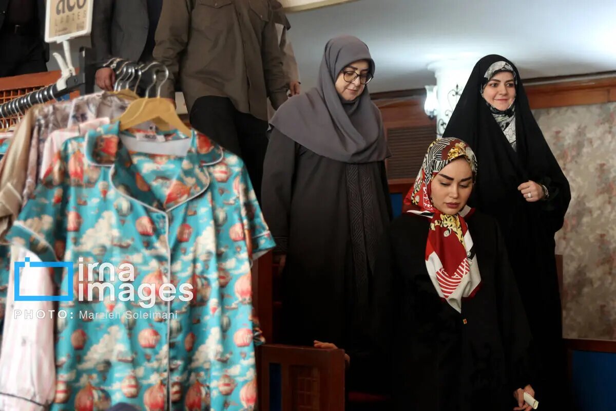 سلفی جالب همسر عراقچی و دختر پزشکیان با سخنگوی دولت+ عکس سلفی جالب همسر عراقچی و دختر پزشکیان با سخنگوی دولت+ عکس