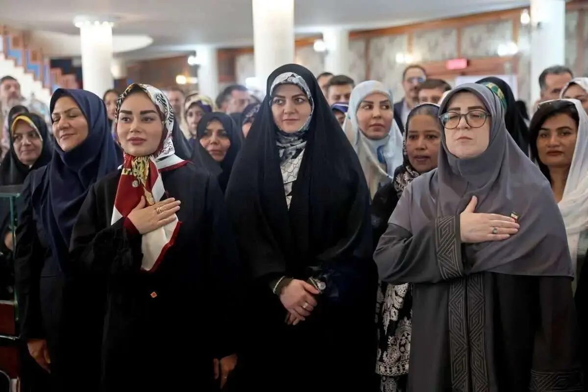 سلفی جالب همسر عراقچی و دختر پزشکیان با سخنگوی دولت+ عکس سلفی جالب همسر عراقچی و دختر پزشکیان با سخنگوی دولت+ عکس